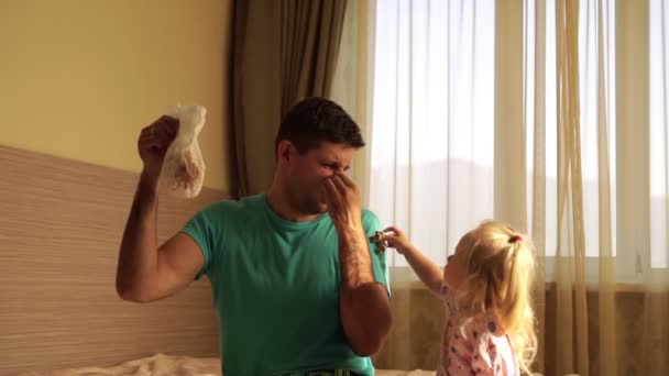 Dirty diaper, man and child. Dad changes the babys diaper. — Stock Video