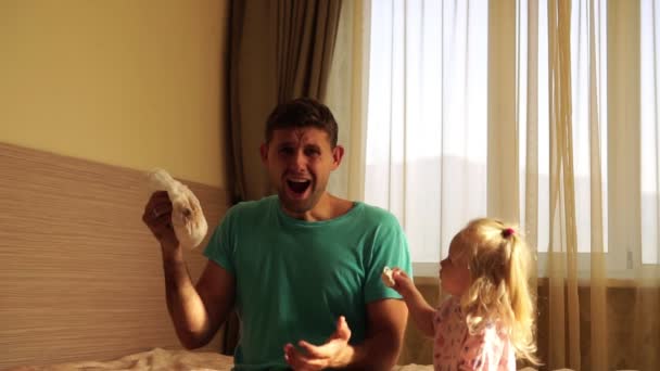 Smutny Człowiek Obrzydzeniem Posiada Dziecko Brudne Pieluchy Tatusiowie Zmiana Pieluch — Wideo stockowe