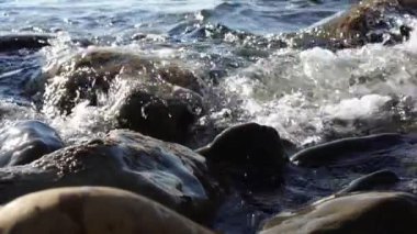 Kayalar, ağır çekim isabet dalgalar deniz.