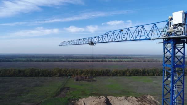 Construyendo grúa. Grúa de construcción, vista aérea . — Vídeo de stock