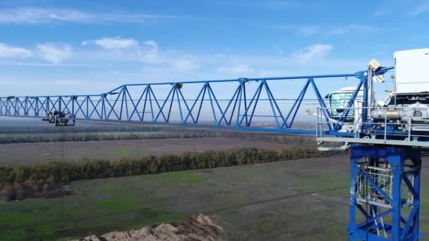 Grúa de construcción en el fondo del campo, la vista desde el aire . — Vídeos de Stock