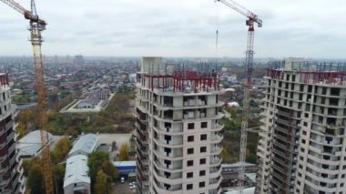 Anteni - yüksek bir binanın İnşaat Vinç inşaatı.