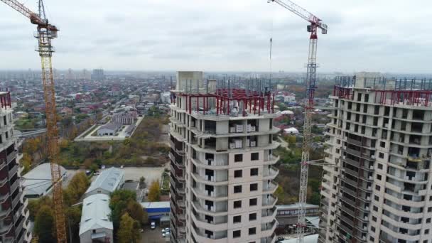 Aérea - construcción de un edificio alto, grúa de construcción . — Vídeo de stock