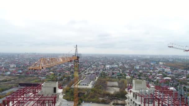 Construcción de un gran edificio en la ciudad. Construcción, vista aérea . — Vídeo de stock