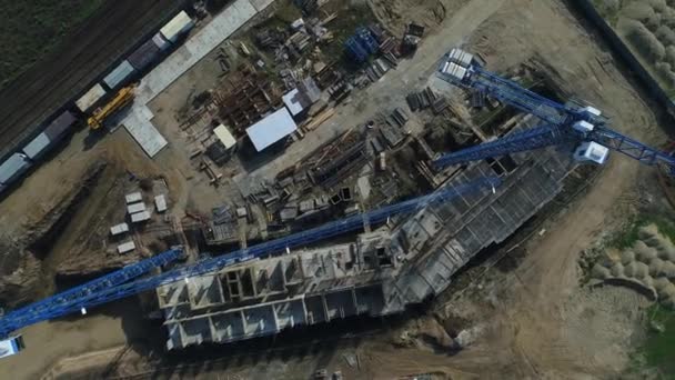Het uitzicht vanuit de lucht: bouwplaats, kraan, bouw van het gebouw. — Stockvideo