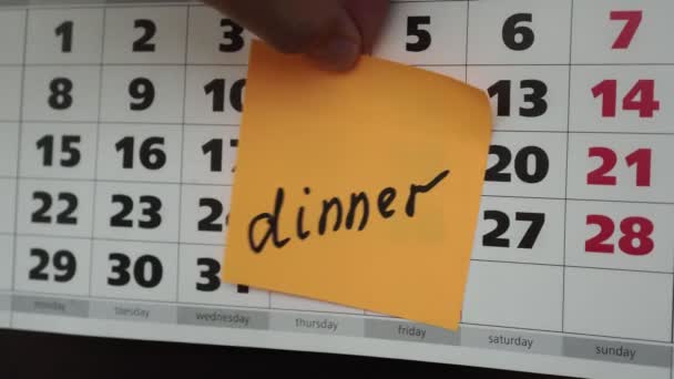 Bürokalender, die Beschriftung Dinner auf dem Aufkleber. — Stockvideo