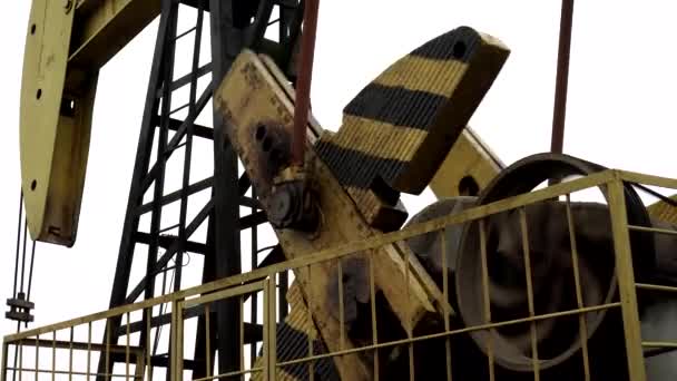 Utrustning för tillverkning av olja och gas. Olja Pump-jack. — Stockvideo