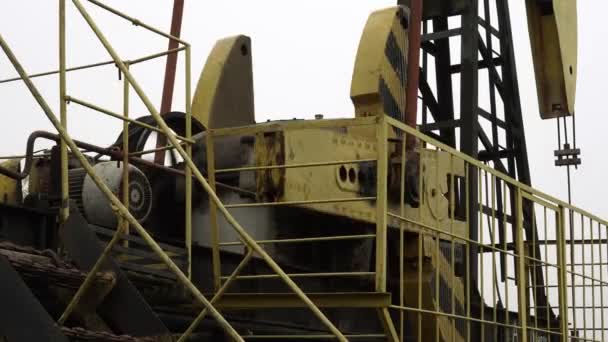泵电机, 用于将石油或天然气从地面抽走. — 图库视频影像