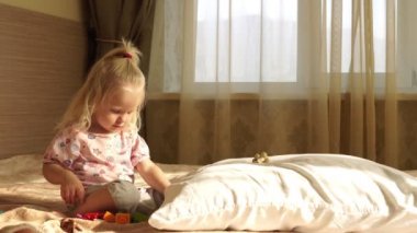 Yatak odasında evde küçük bir çocuk çalış.