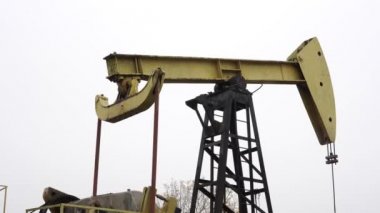 Petrol veya doğal gaz yerden ayıklamak için büyük eski pompa.