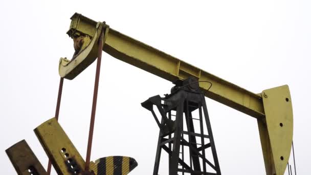 Attrezzature industriali per la produzione di petrolio e gas. Presa della pompa dell'olio . — Video Stock
