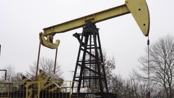 Olie- en gas-productie in Rusland. Oliepomp. — Stockvideo