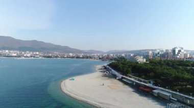 Sahil kasabası, gezinti, plaj, havadan görünümü. Gelendzhik, Rusya Federasyonu.