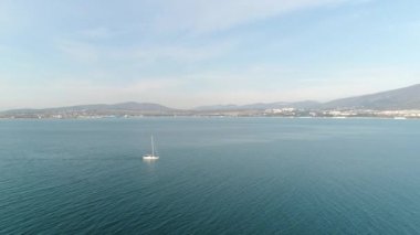 Havadan görünümü, yat, tekne veya küçük gemi denizde.