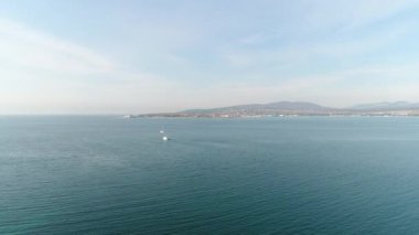 Bir yat veya küçük bir gemi denizde yelken açıyor.