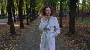 Sonbahar, genç güzel kadın parkta.