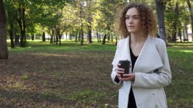 Sonbahar, iş kadın kahve sonbahar parkta içki..