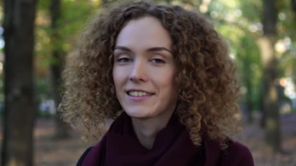 Chaud automne doré. Portrait d'une jeune femme dans le parc . — Video