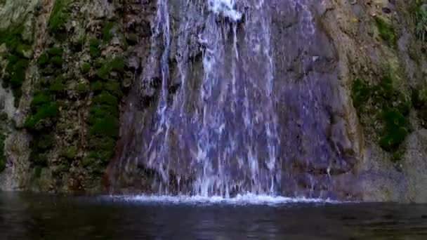 Een grote prachtige waterval stroomt naar beneden van de berg. — Stockvideo