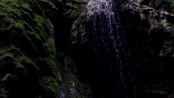 Des gouttes d'eau coulent dans la falaise. Belle cascade . — Video