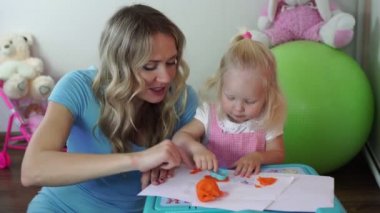 Anne ve çocuk oyun ve çamurdan heykeltraşlık.