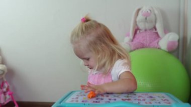 Masada oynarken küçük bebek kız.