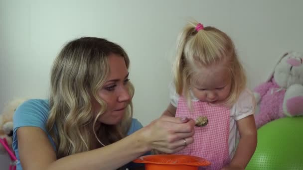 子のお粥を食べることを断る ママは 彼女の娘のお粥をフィードしよう — ストック動画