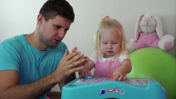 Vader en kind spelen en schimmel uit plasticine. — Stockvideo