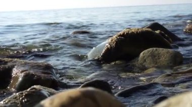 Ağır çekim, sörf, gelgit, kayalık bir sahilde dalgalar deniz tomar dışarı.
