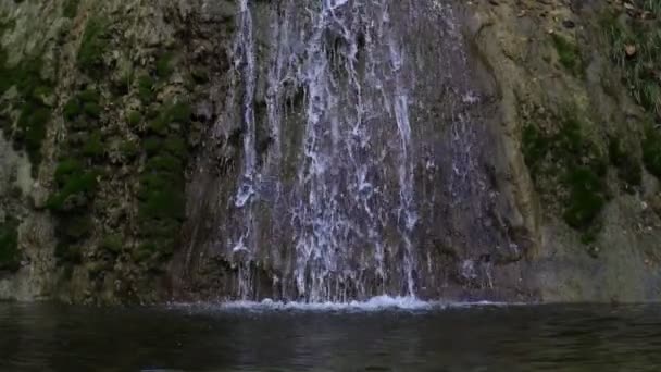 Prachtige waterval mondt uit in het meer, slow-motion. Prachtige natuur, achtergrond. — Stockvideo