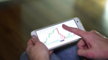 Tabii bitcoin ticaret programı ile bir akıllı telefon tutan kadın.