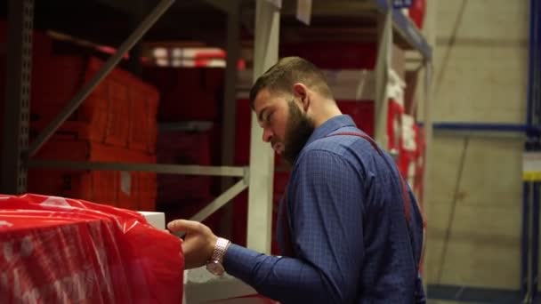 Jeune homme avec une quincaillerie barbe . — Video