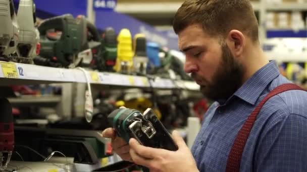 Homme barbu dans une quincaillerie . — Video