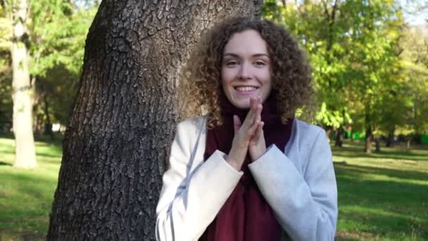 Joyeux jeune femme dans le parc de printemps . — Video