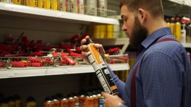 İnşaat malzemeleri bir donanım mağaza bir adam seçer.