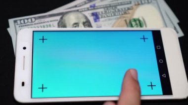 Smartphone ve bize dolar. İçerik ve dolar için mavi ekran ile Smartphone.