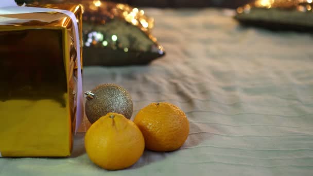 Navidad o Año Nuevo. Caja de regalo, mandarinas . — Vídeo de stock