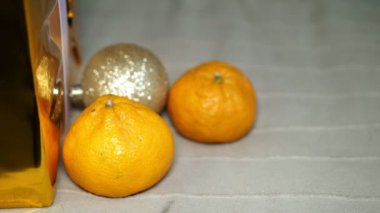 Taze mandalina ağır çekimde haddeleme. Noel ve yeni yıl kavramı.