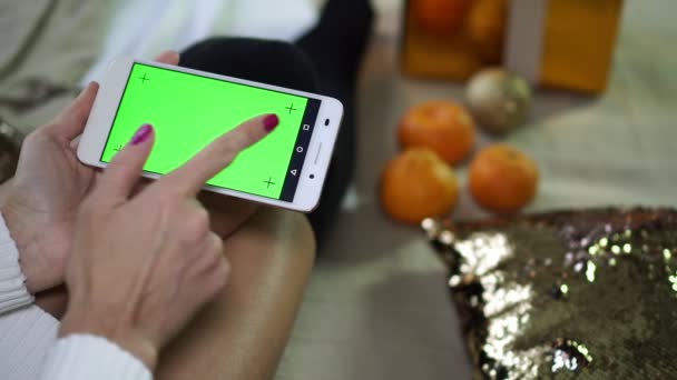 拿着空白绿色屏幕的智能手机的妇女. — 图库视频影像