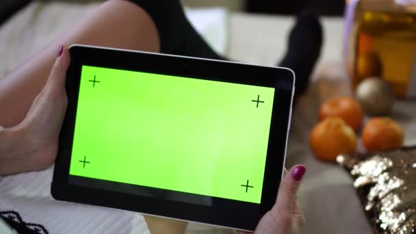 Tablet-Computer mit grünem Bildschirm für Ihre Inhalte. Weihnachten und Neujahr. — Stockvideo