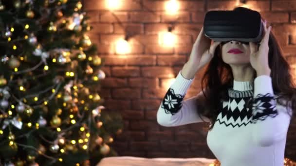 Jovem usando óculos de realidade virtual. RV. Loft retro fundo de Natal com lâmpadas — Vídeo de Stock