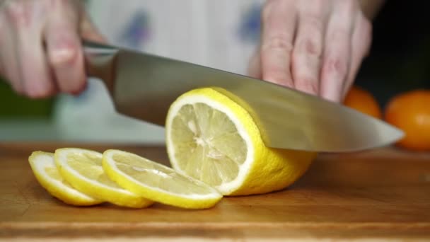 キッチン、スローモーションで女性切断レモン. — ストック動画