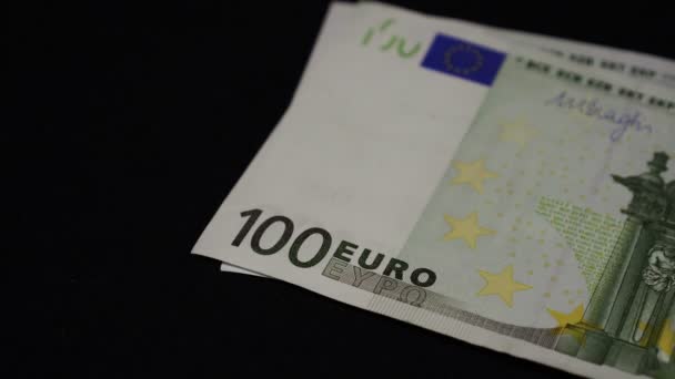 Eurobankbiljetten close-up. Euro geld op een zwarte achtergrond. — Stockvideo