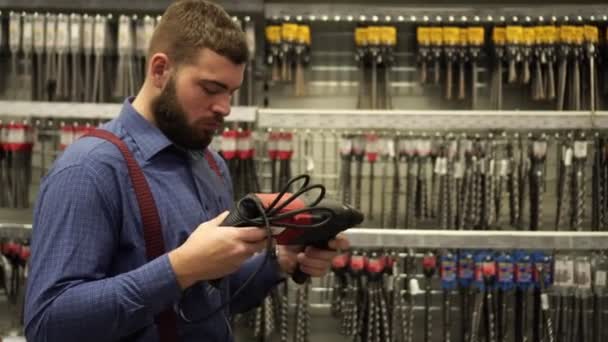 A boltba egy férfi úgy dönt, hogy a fúró. — Stock videók