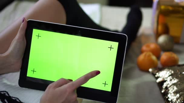 Женщина использует планшет с чистым зеленым экраном . — стоковое видео