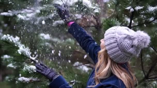 Inverno, donna che si diverte vicino all'albero di neve fuori, rallentatore . — Video Stock