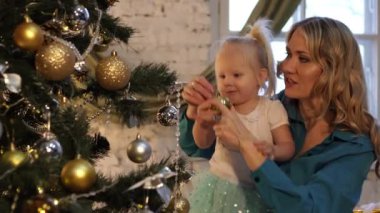 Mutlu aile, anne ve kızı Noel ağacı süsleyin. Yeni yıl ve Noel.