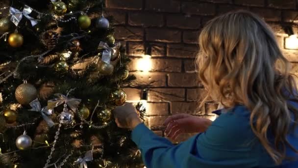 Ευτυχισμένη οικογένεια, μαμά και κόρη στολίζουν το χριστουγεννιάτικο δέντρο. — Αρχείο Βίντεο