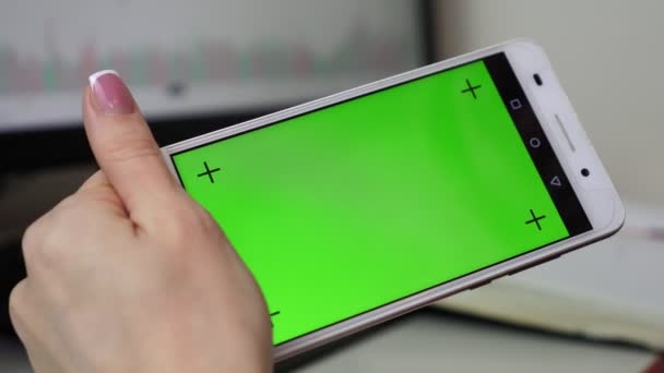 妇女手拿着智能手机与空的绿色屏幕. — 图库视频影像