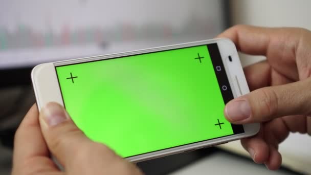 Mannelijke handen met smartphone met lege groen scherm. — Stockvideo